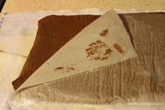 Готовый бисквит выложить на чистое полотенце пергаментом вверх. Аккуратно удалить бумагу.