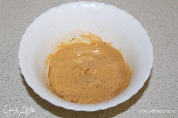 Для соуса: смешать горчицу, мед, соевый соус и соль по вкусу. Замариновать кусочки курицы, а так же кружки баклажанов на 30 минут.
