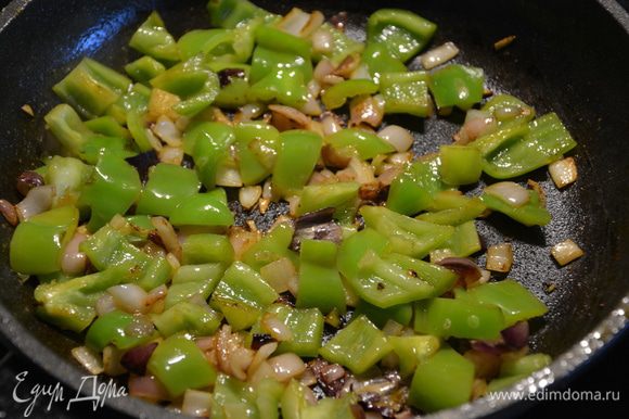 Добавить зеленый перец, жарить еще 1-2 минуты.