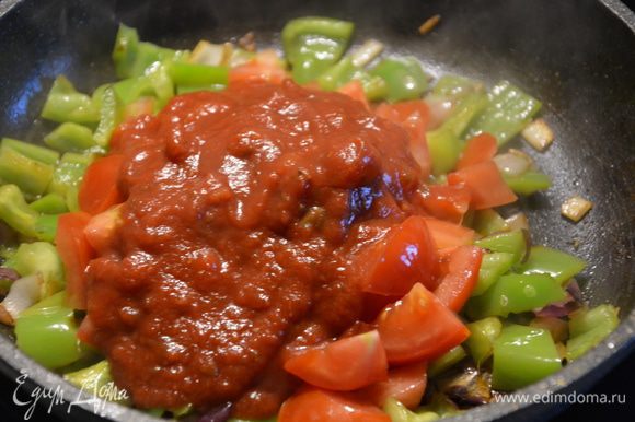 Добавить помидоры и томатный соус, посолить, поперчить, перемешать.