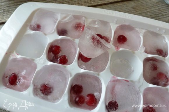 Для подачи прохладительных напитков я замораживаю лед с разными ягодами. Сейчас у меня лед с клюквой. Несколько кубиков добавим в стаканы с квасом.