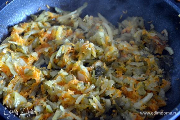 Лук нарезать, морковь и огурцы натереть на терке. Пассеровать в масле 5-7 минут.