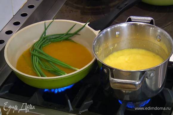 В ту же сковороду влить соус с шафраном, выложить перья зеленого лука и слегка припустить его на небольшом огне.