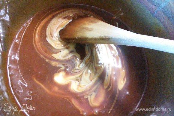 Добавить растопленный белый шоколад.