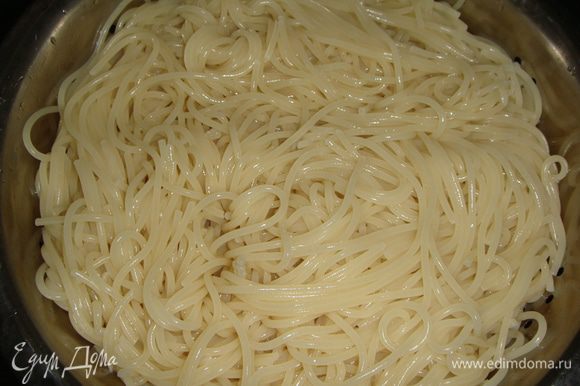 Отварить спагетти в подсоленной воде до состояния аль денте (почти готовы).