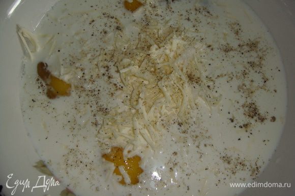 В глубокую чашку влить сливки, добавить яйца, натереть плавленые сырки на мелкой терке, посолить и поперчить. Взбить вилкой.