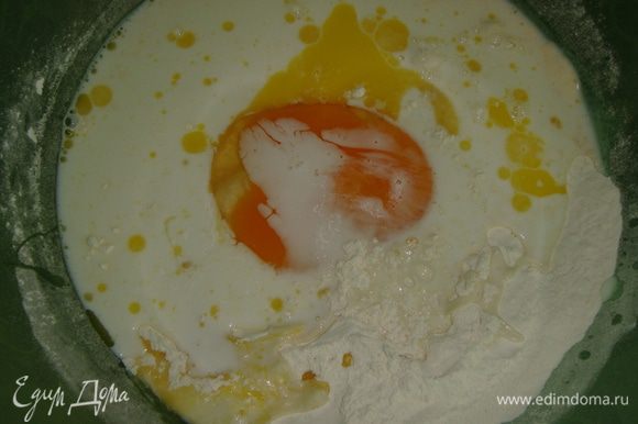 В миске смешать все сухие ингредиенты, влить теплое молоко, растопленное сливочное масло и яйцо комнатной температуры.