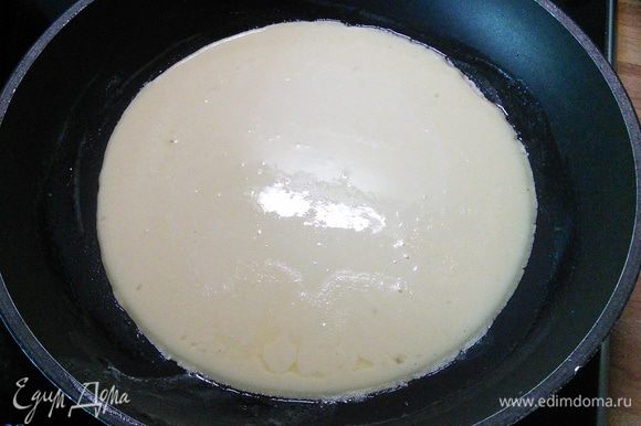 Другую сковородку смазать маслом и вылить на нее 1/4 от всего теста.
