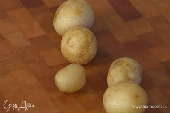 Картофель вымыть и отварить в мундире без добавления соли.