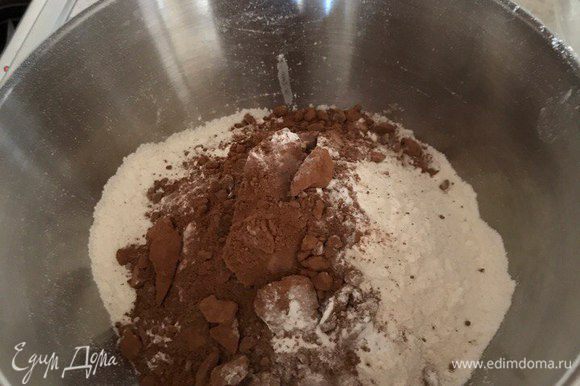 В муку добавить какао и разрыхлитель, тщательно перемешать.