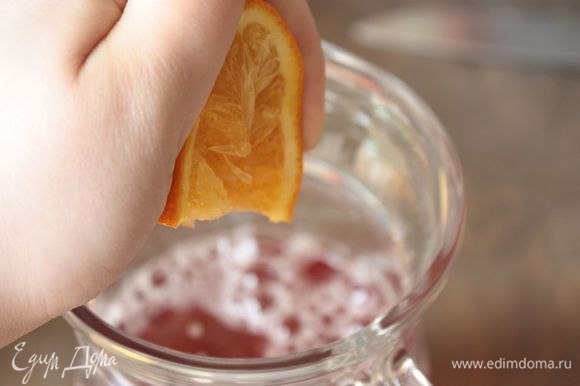 Выдавите из апельсинов сок и также добавьте в морс.