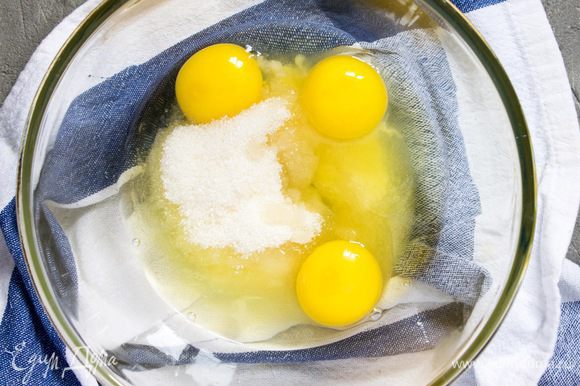 Слегка взбить яйца с сахаром.