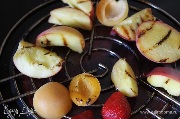 Нарежьте фрукты произвольными ломтиками, но не очень мелко. Кисточкой нанесите на фрукты немного жидкого меда и разложите на решетку гриля.