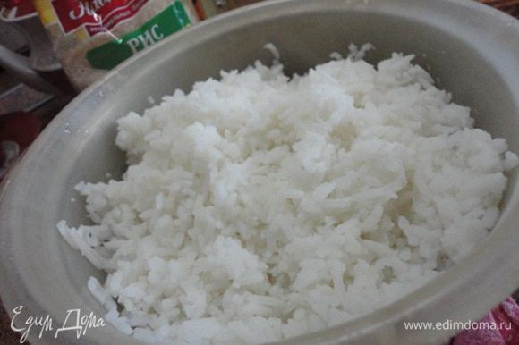 Готовый рис откинуть на дуршлаг и дать стечь воде. Смешать рис с грибами и луком.