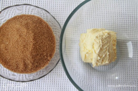 Размягченное сливочное масло взбить до пышной массы, постепенно добавить коричневый тростниковый сахар.