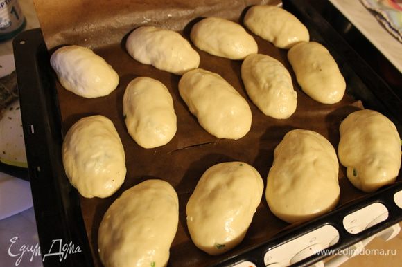 Поставьте противень с пирожками в теплом месте для подъема, перед выпечкой смажьте их яйцом и отправляйте в горячую духовку. Выпекайте пирожки при температуре 200°С до готовности.