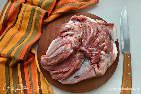 Подготовить мясо для люля-кебабов — кусок мякоти баранины с жирком (курдюком).
