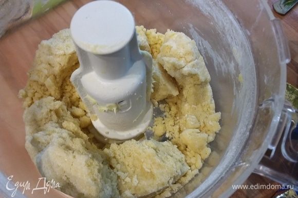 Для штрейзеля: масло холодное соединить с мукой, сахаром. Так же как для теста я использовала для приготовления штрейзеля блендер. Поставить штрейзель в холодильник до востребования.