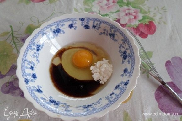 В чашку разбиваем яйцо, добавляем 1 ст. л. соевого соуса и 1ч. л. крахмала.