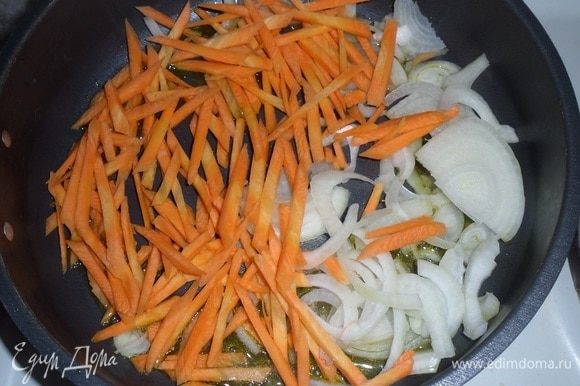 Овощи обжариваем на сковороде, добавив 2 ст. л. масла, 3-5 минут.