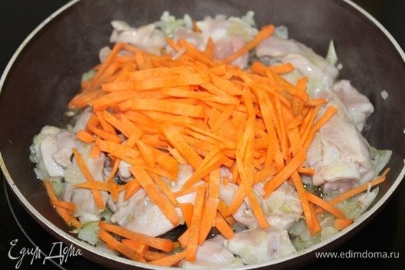 Как только мясо побелеет, добавить чеснок, потушить 2-3 минуты, затем добавить морковь соломкой. Прогреваем еще пару минут.