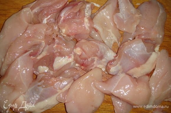 Филе я не покупала, а разделала курицу. Взяла мякоть голени, бедер и куриной грудки. Нарезаем средними кусками филе и прокалываем его вилкой в нескольких местах.
