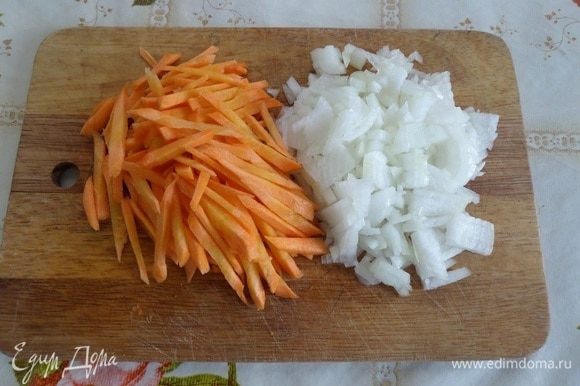 Морковь нарезаем соломкой, лук — кубиком.