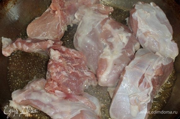 В раскаленную сковороду наливаем 3 ст. л. растительного масла. Выкладываем куски кролика.
