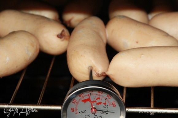 Способ «в духовке» тоже прост: выкладываем сардельки или сосиски на решетку духовки и готовим до температуры в духовке 80°С, внутри сардельки или сосиски — 69°С.
