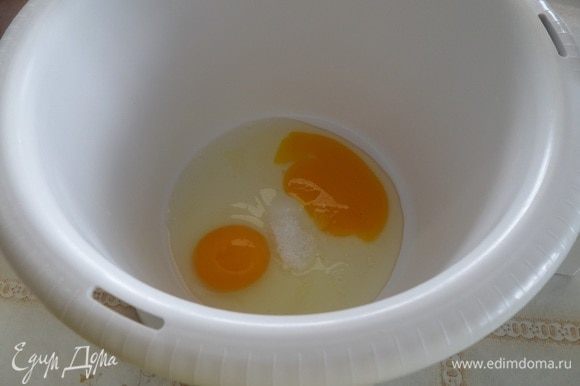 В чашу миксера выкладываем куриные яйца, соль.