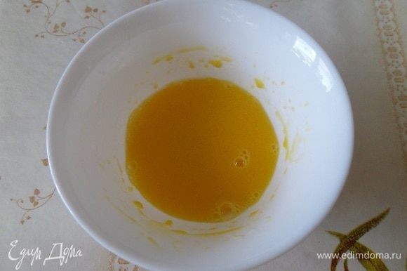 В чашечку выкладываем яичный желток. Добавляем 1 ст. л. воды и 1 ч. л. растительного масла. Хорошо перемешиваем.