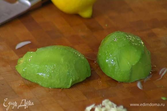 Авокадо почистить и, удалив косточку, полить лимонным соком, затем нарезать мякоть небольшими кусочками.