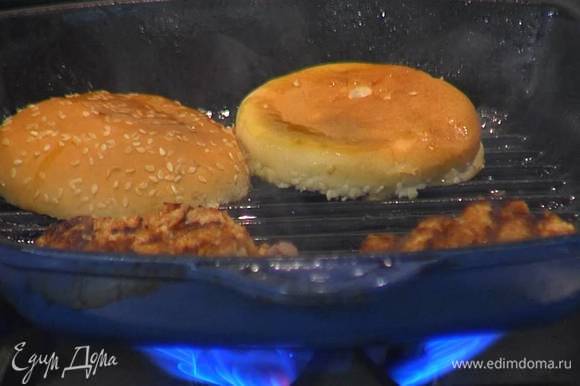 Половинки булочек обжаривать на той же сковороде с двух сторон до появления золотистых полосок.