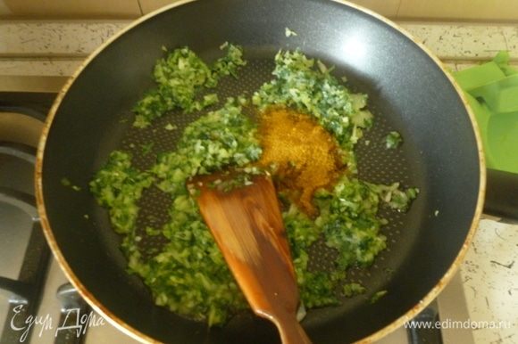 Для соуса мелко порубить лук, имбирь и кинзу. В сковороде разогреть масло, высыпать все и добавить пряности. Жарить 15 минут. Всыпать муку, влить стакан кипятка и готовить еще 15 минут, пока соус не загустеет. Приправить.