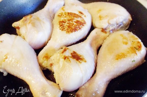 Куриные голени освободить от маринада. На сковороду добавить немного оливкового масла и обжарить куриные голени с двух сторон до золотистой корочки.