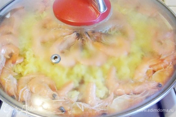 Если нужно, долить бульон и оставить креветки прогреваться под крышкой 5-10 минут до полной готовности риса.