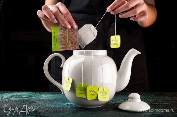 Заварите чай NEWBY «Зеленая сенча» и охладите.