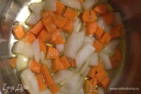 Морковь и лук нарезать небольшими кусочками. Так как мы будем делать суп-пюре, то размер и форма нарезанных овощей не имеет значения. Разогреть оливковое масло в сотейнике, добавить овощи и пассеровать до мягкости.