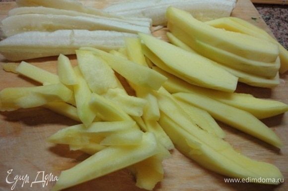 Манго и банан очистить и нарезать брусочками. Сбрызнуть лимонным соком.