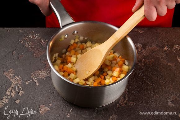 На растительном масле подрумяньте лук, добавьте морковь и сельдерей. Пассеруйте овощи 3 минуты.