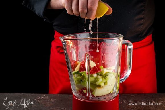 Соедините все ингредиенты в блендере, добавьте лимонный сок и измельчите до однородного состояния.