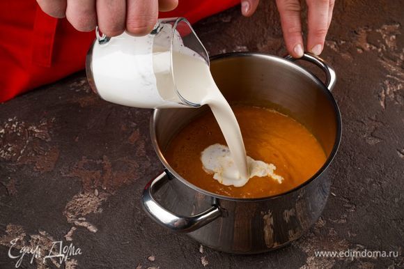 В готовый суп добавить сливки, специи по вкусу. Чтобы вкус тыквы раскрылся сильнее, прогрейте суп на медленном огне в течение 4 минут.