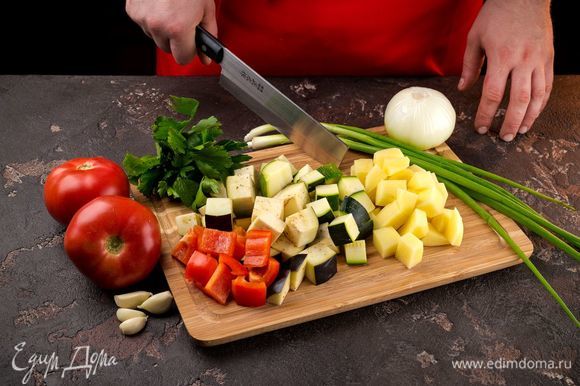 Подготовьте и нарежьте овощи.