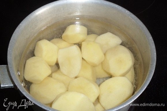 В кастрюлю закладываем очищенный картофель. Наливаем воду (0,5 л) и добавляем 1 ч. л. соли. Ставим кастрюлю на огонь.