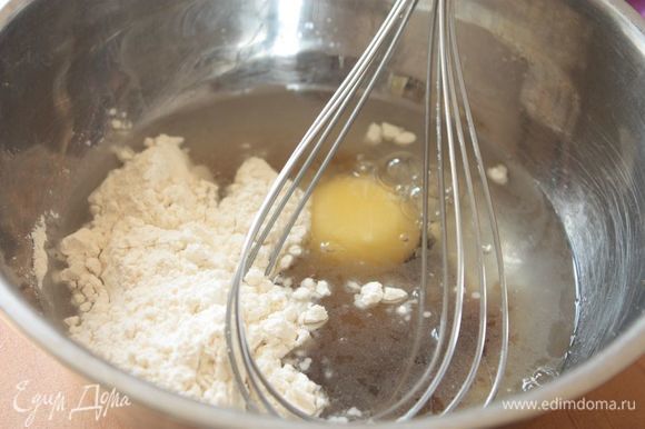 Для приготовления теста смешайте яйца с водой, соевым соусом и мукой. Получается довольно жидкое тесто, похожее на блинное. В готовое тесто всыпьте нашинкованную капусту.