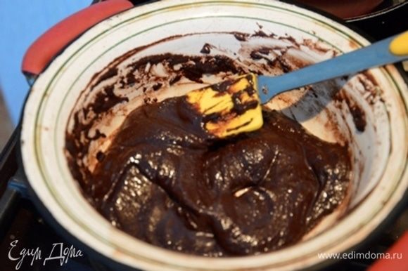 Готовим ганаш: на водяной бане топим шоколад со сливками и маслом.