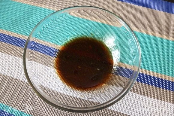 Готовим соус из соевого соуса и мирина, добавим кунжутного масла. Этим соусом нужно поливать шашлычки каждые 2-3 минуты.