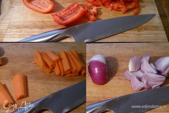 Нарезаем морковь и перец соломкой, лук на дольки.