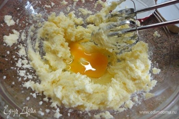 Размягченное масло взбить с сахаром, ванильным сахаром и солью в пышную массу. Добавить по одному куриные яйца среднего размера, тщательно взбивая.