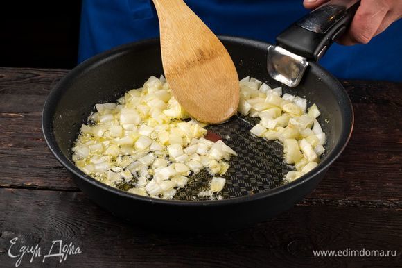 Обжарьте в кастрюле на сливочном масле лук и чеснок и переложите в кастрюлю.